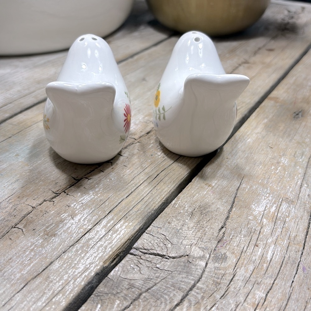 NWT Scattered Petals Salt | Pepper Shakers. 2.75”T Whimsical Bird | Floral - Picture 8 of 8